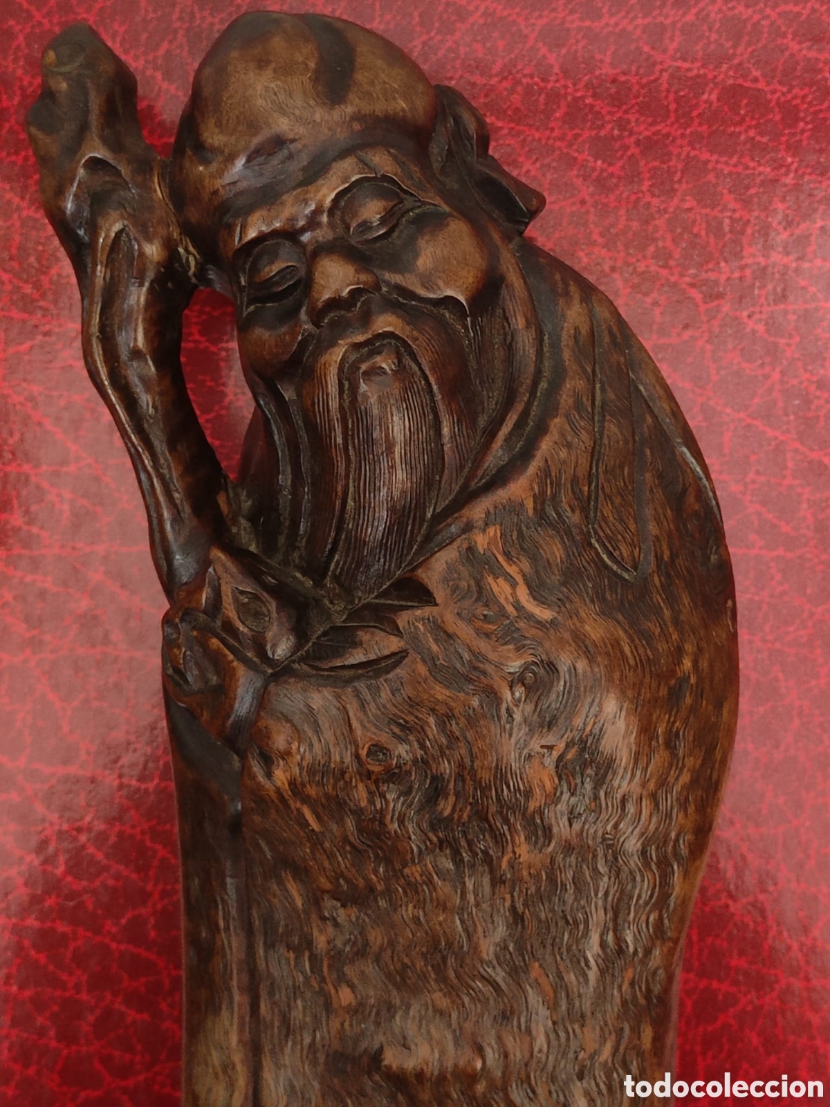 Arte: Escultura de madera de ra&iacute;z que representa al dios de la longevidad Shou Xing