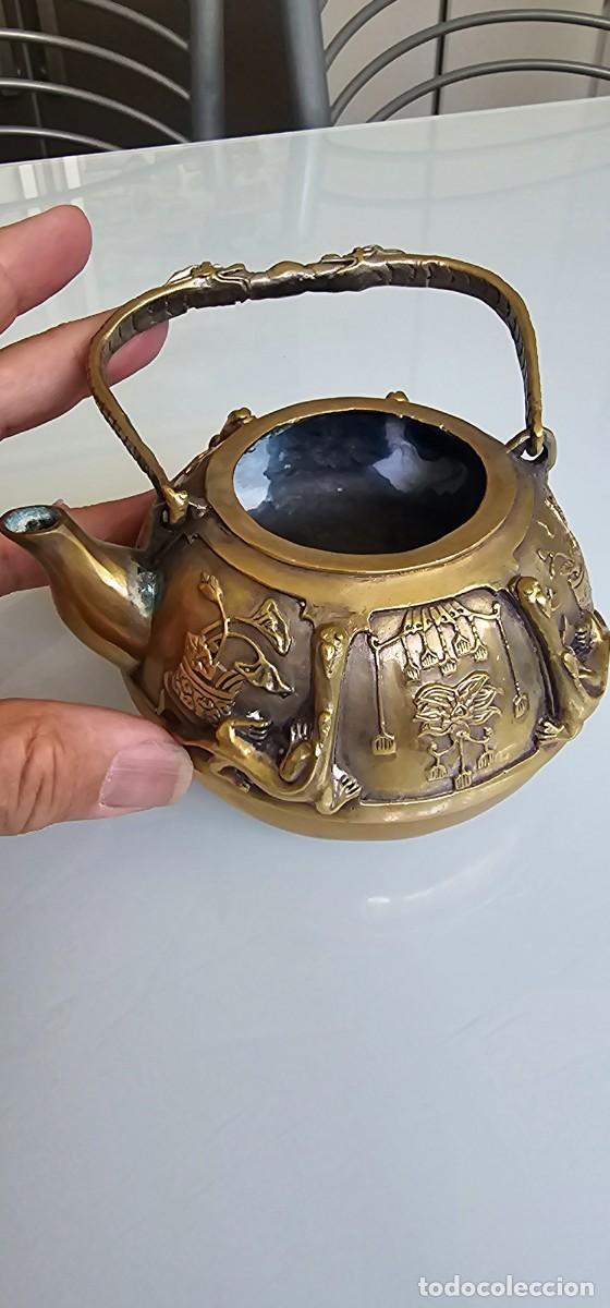 Arte: Decorativa tetera china bronce sellada