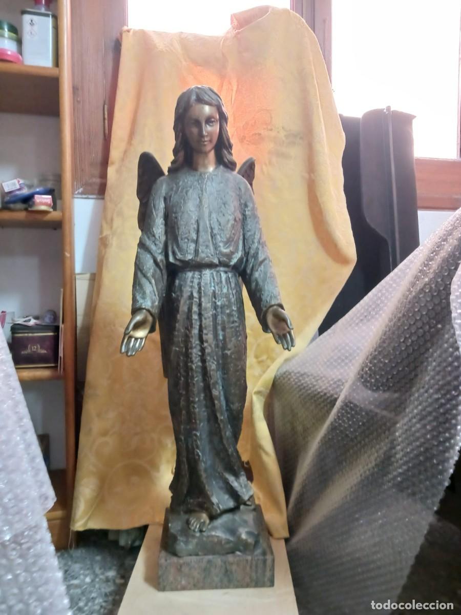 Arte: ESCULTURA DE ANGEL CUSTODIO SOBRE BASE DE GRANITO ROJO