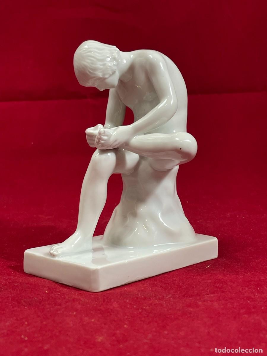 Arte: Figura Spinario Ni&ntilde;o de la Espina en Porcelana Vidriada Blanca Firmada 12,5 cm. perfecto estado