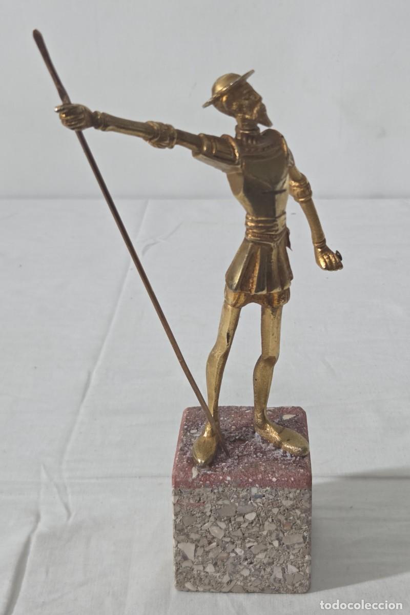 Arte: Figura del quijote de la mancha en bronce sobre peana de piedra