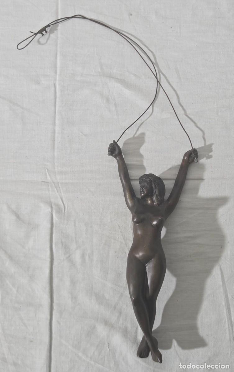 Arte: Figura escultura en bronce de mujer desnuda, para colgar, cables de acero