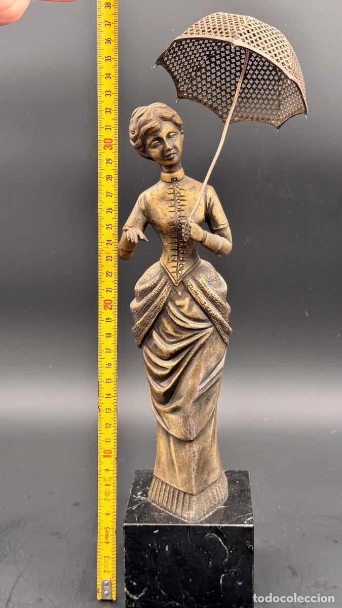 Arte: La Dama del Paraguas de Joan Roig i Sol&eacute; en bronce y m&aacute;rmol, siglo XX