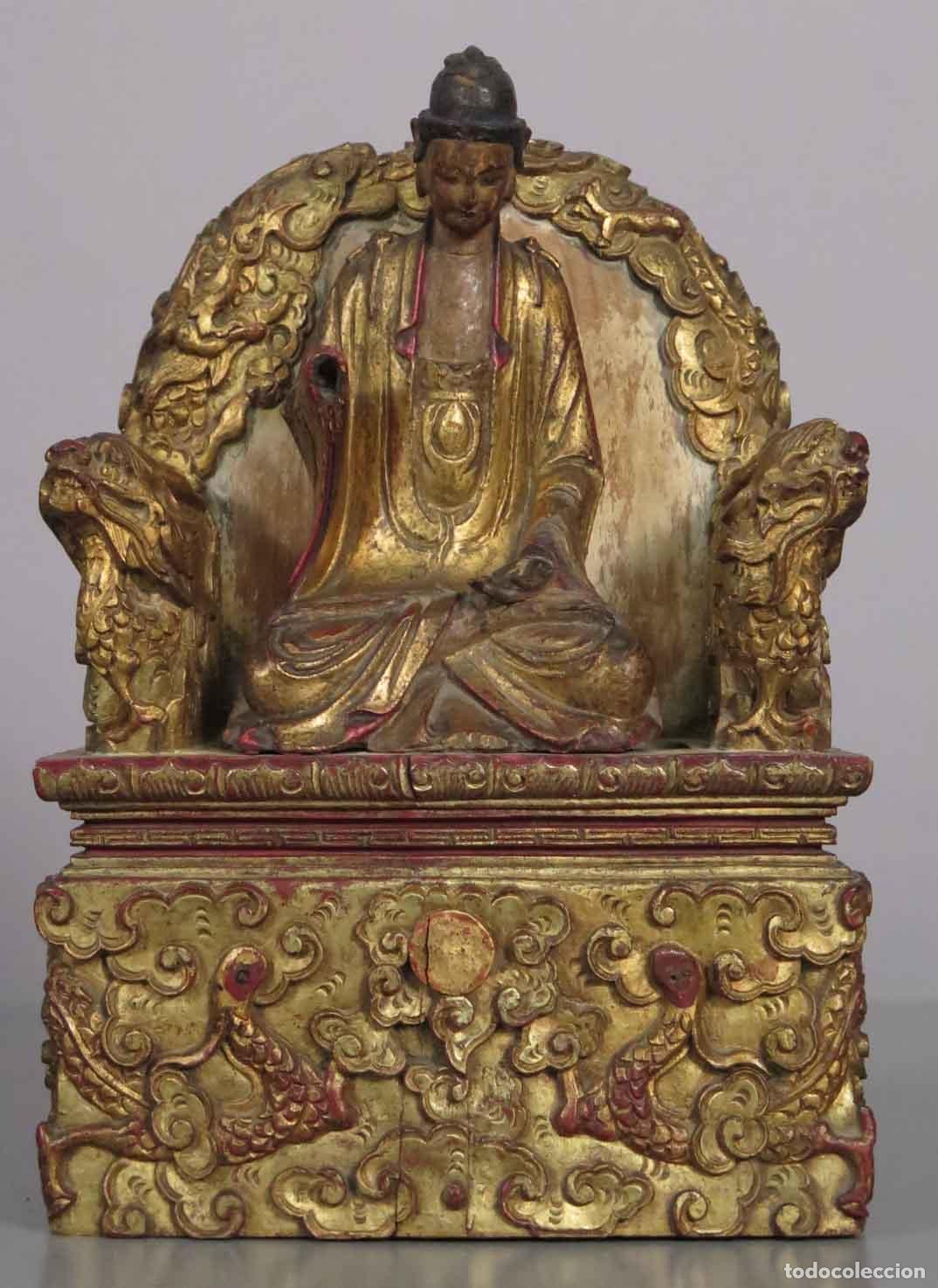 Arte: ALTAR DEIDAD BUDISTA. MADERA POLICROMADA Y DORADA. CON INSCRIPCION EN REVERSO. HACIA 1900