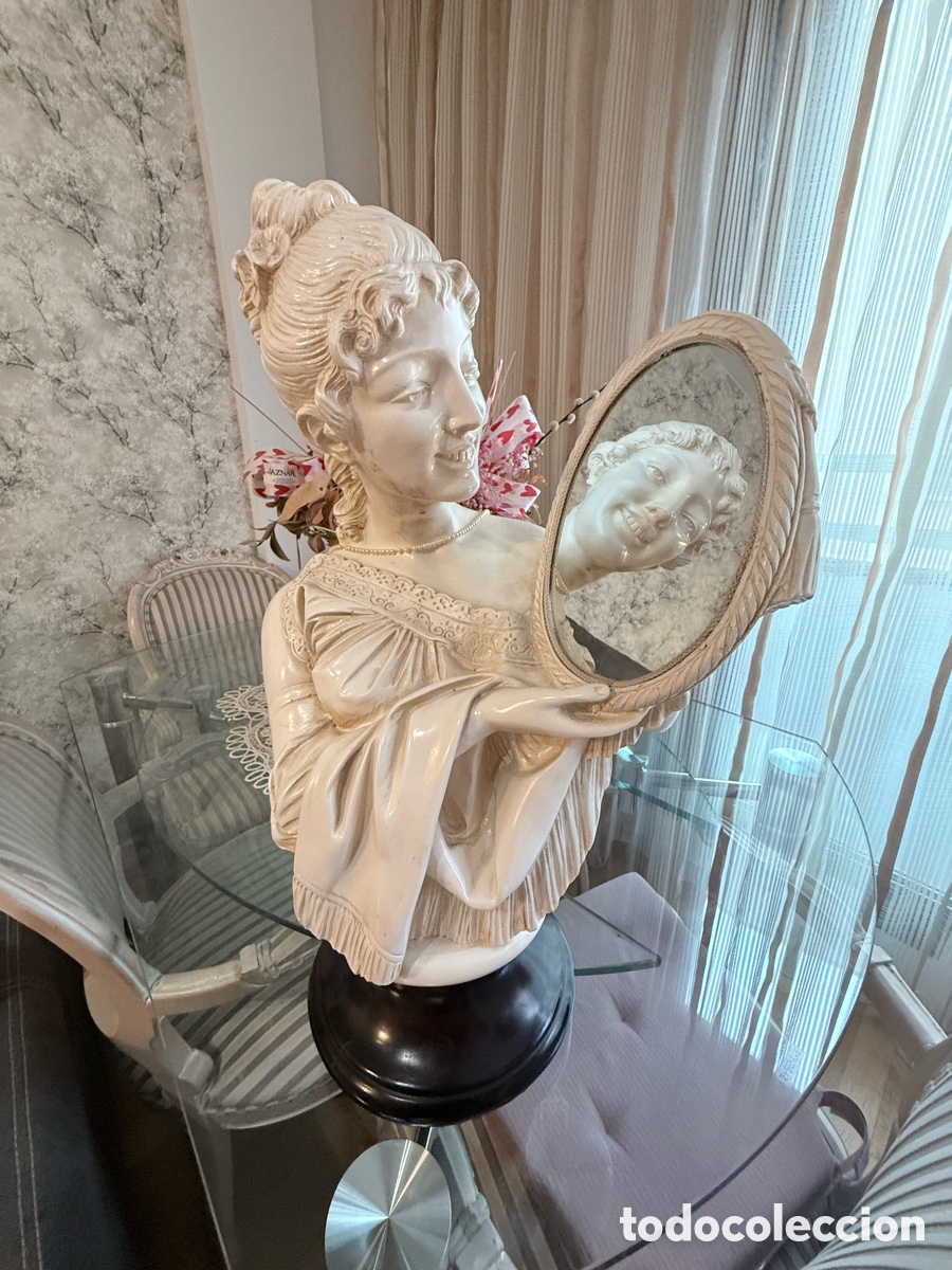 Arte: Busto de mujer mir&aacute;ndose al espejo