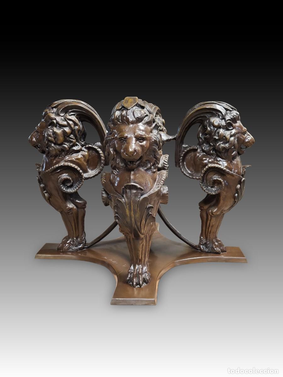 Kunst: Pie de mesa en bronce con cuatro leones. Basado en modelos derivados de trapezophoros romanos.