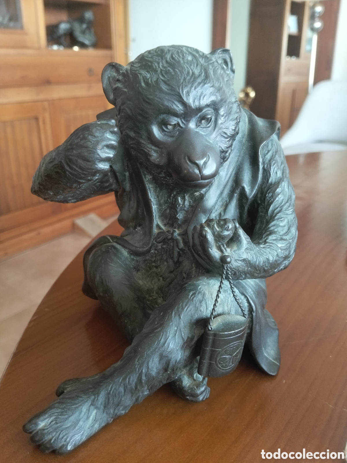 Arte: Excepcional Okimono de Bronce Per&iacute;odo Meiji (S. XIX) - Mono con Inrō y Netsuke - Firmado MASATSUNE (