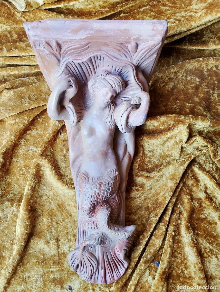 Arte: Preciosa terracota de autor: &eacute;s una m&egrave;nsula/soporte representando una sirena -curiosamente peinada a