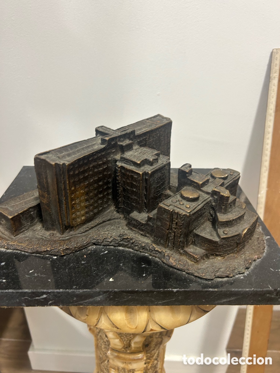 Kunst: Escultura en bronce firmado por S.IGLESIAS HOSPITAL DE CABUE&Ntilde;ES GIJ&Oacute;N