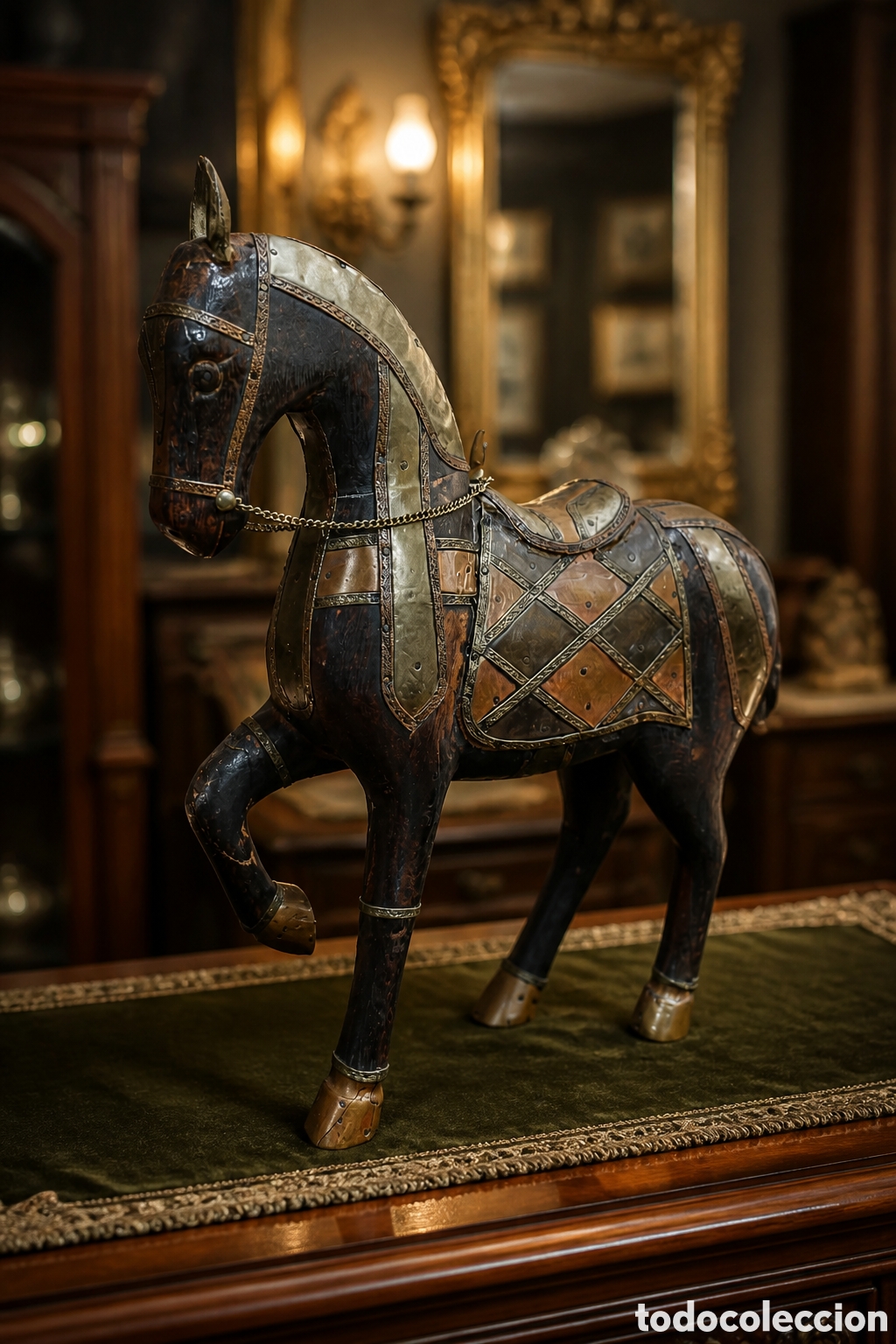 Arte: CABALLO MADERA CON ADORNOS DE LAT&Oacute;N RECUBRIENDOLO 32CM ALTO, 27CM LARGO.