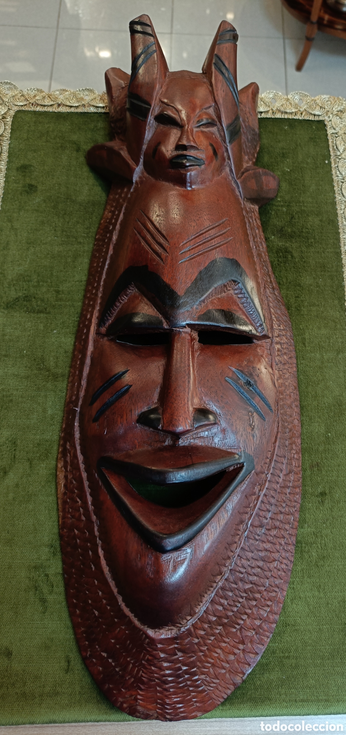 Arte: M&aacute;scara de madera tallada a mano presenta un dise&ntilde;o tradicional africano con detalles intrincados...