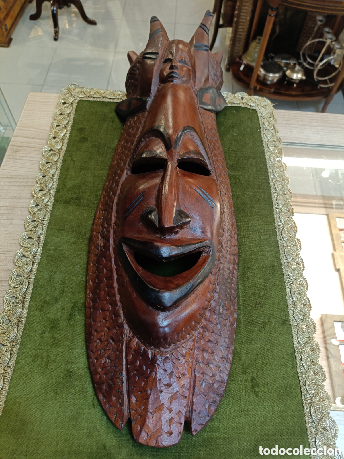 Arte: M&aacute;scara de madera tallada a mano presenta un dise&ntilde;o tradicional africano con detalles intrincados