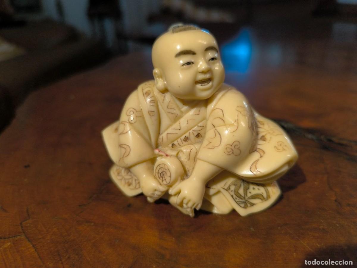 Arte: FIGURA NETSUKE DE NI&Ntilde;O ASIATICO JUGANDO, FIRMADO RESINA 8 CM, IMITACION MARFIL