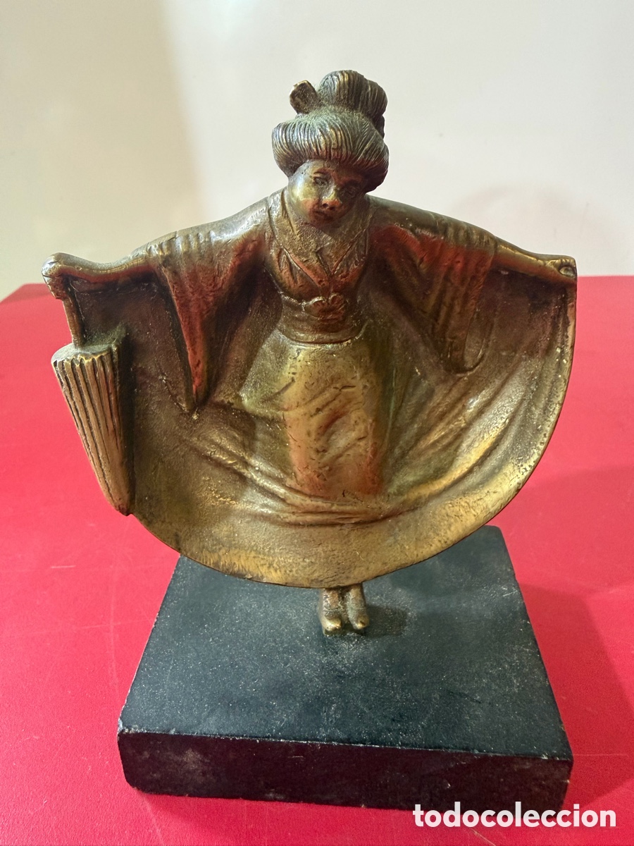 Arte: Cenicero er&oacute;tico Art D&eacute;co con geisha sobre peana