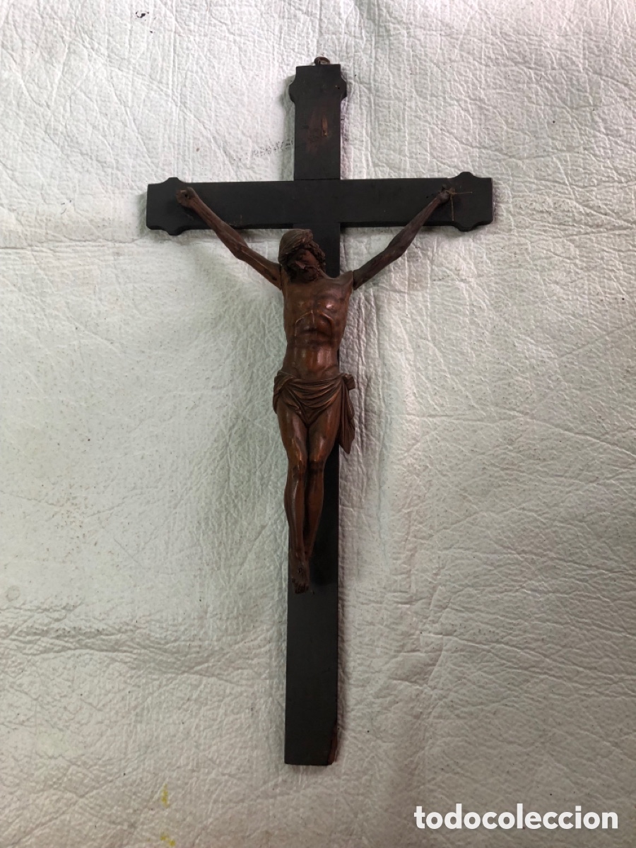 Arte: Cristo de madera con cruz le falta todos los dedos de la mano
