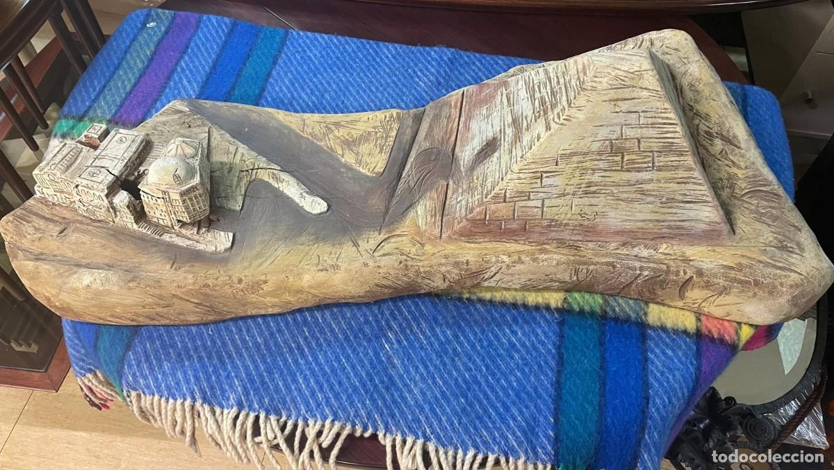 Arte: Escultura pir&aacute;mide de Keops del artista gallego Lomarti (1957)
