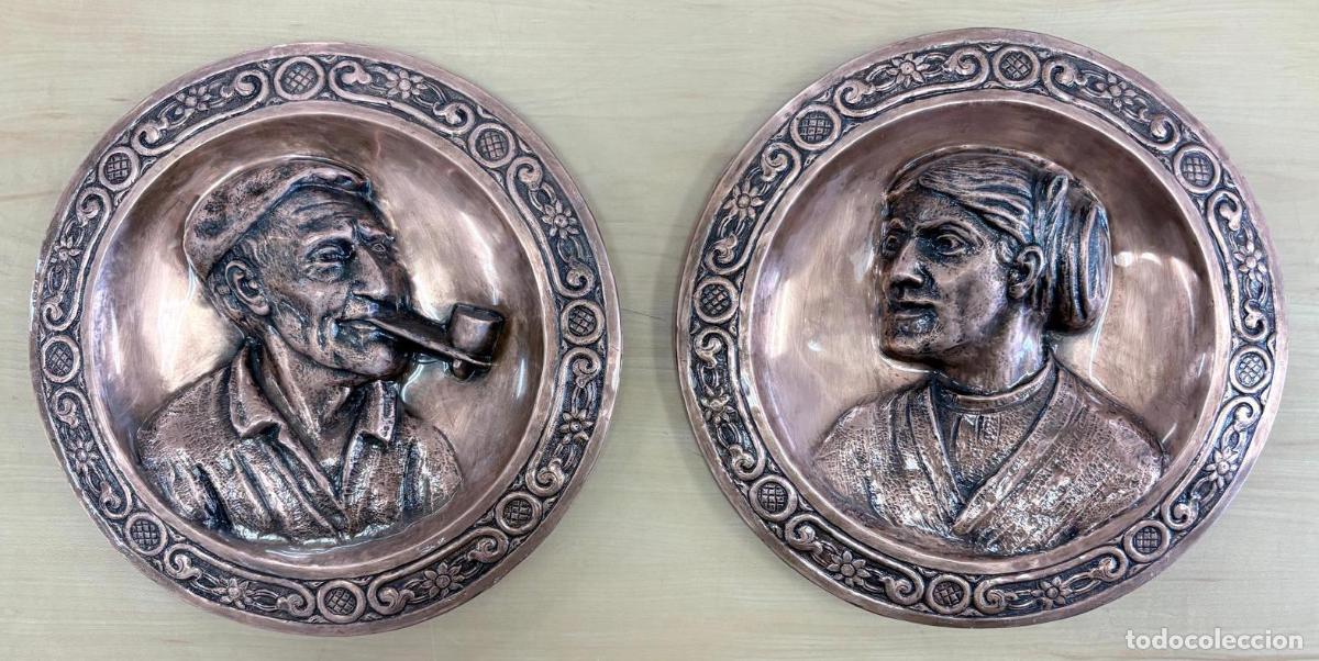 Arte: PAREJA DE PLATOS DECORATIVOS EN COBRE REPUJADO CON RETRATOS DE BASERRITARRAS VASCOS. SIGLO XX