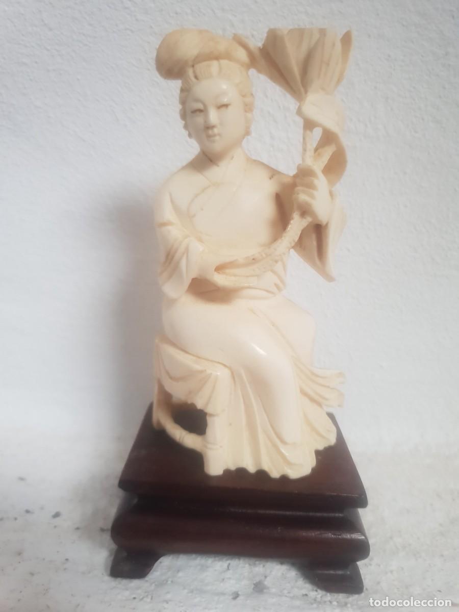 Arte: Figura antigua geisa con flor de loto de Marfil