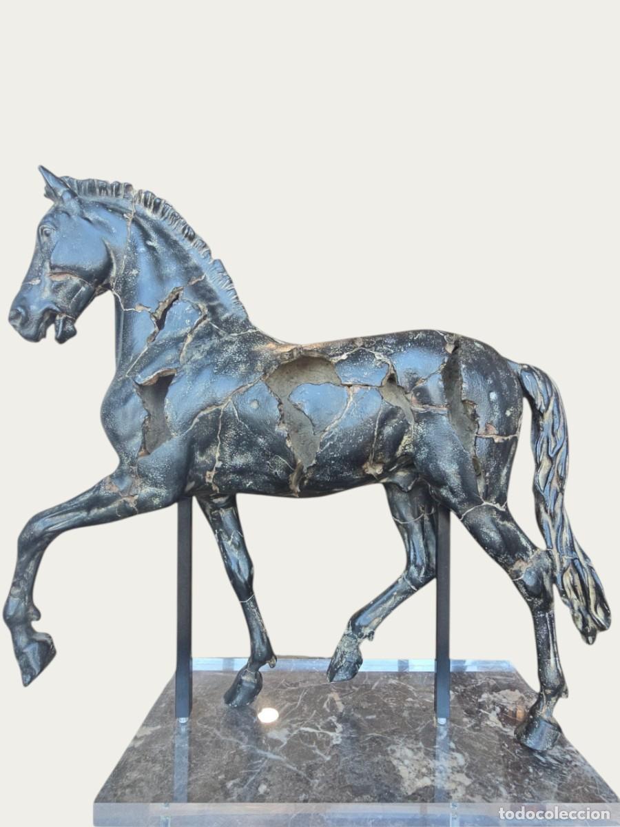 Arte: Gran escultura &laquo;Caballo de Monti&raquo; en resina negra sobre base de metacrilato