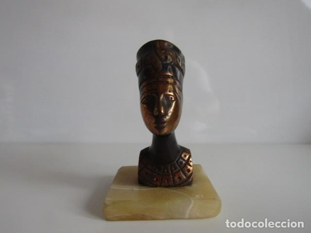 Arte: PRECIOSO BUSTO PISAPAPELES REINA NEFERTITI EGIPTO EN BRONCE CON BASE EN MARMOL O ALABASTRO - 11 CM