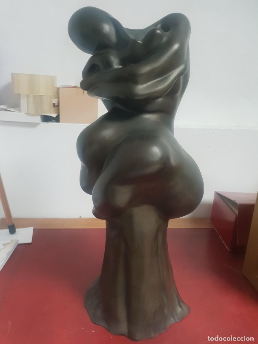 Arte: Figura bronce. Maternidad firmada iniciales y fechada