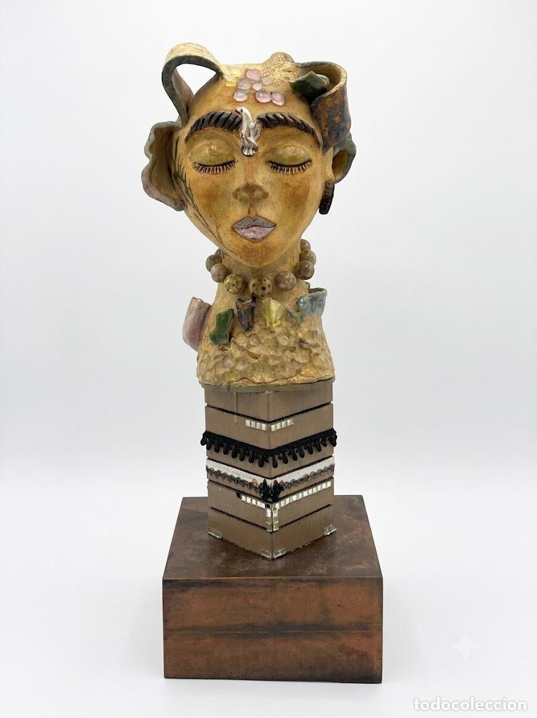 Arte: Rosa Yag&uuml;e, busto de mujer, escultura de terracota, sin firmar. 57 cm de altura.