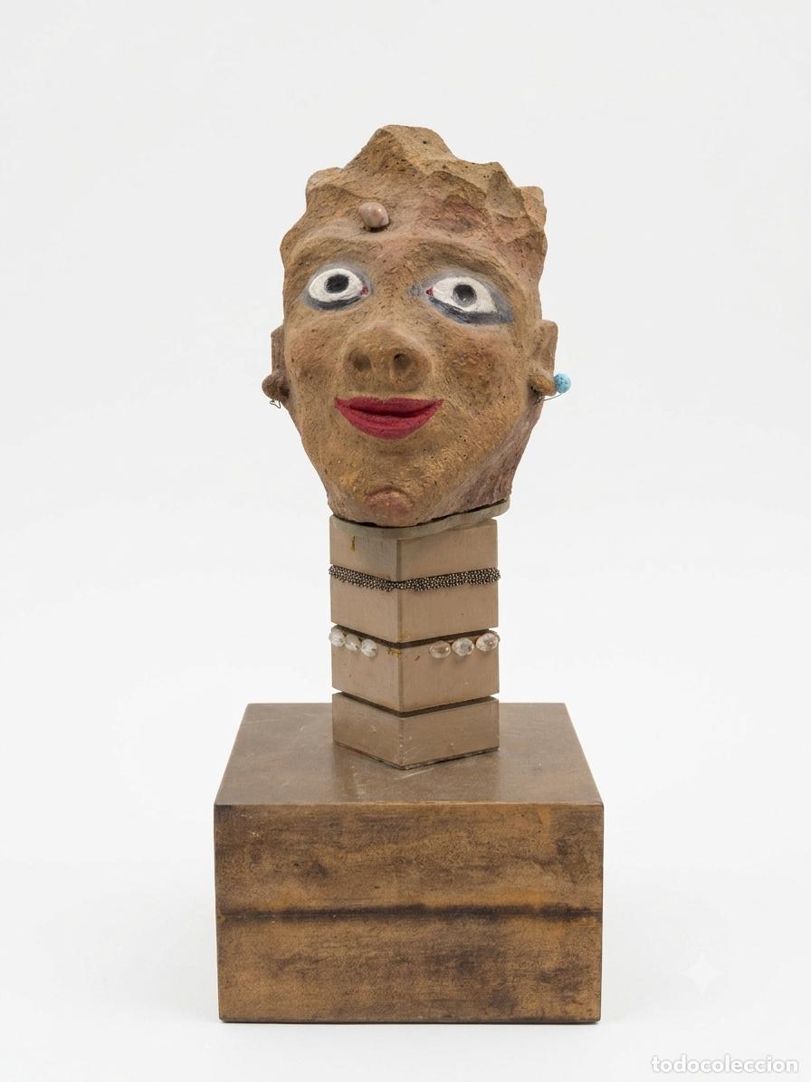 Arte: Rosa Yag&uuml;e, busto, escultura de barro sobre peana. 38,5 cm de altura.