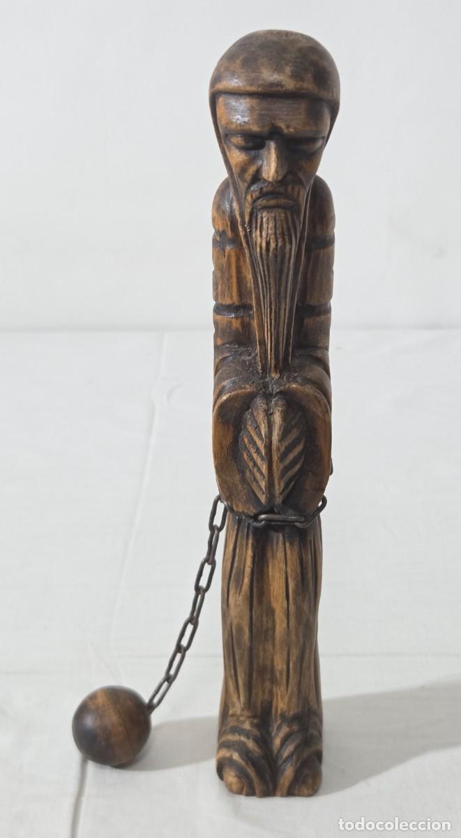 Arte: Talla en madera de Monje con cadena y bola