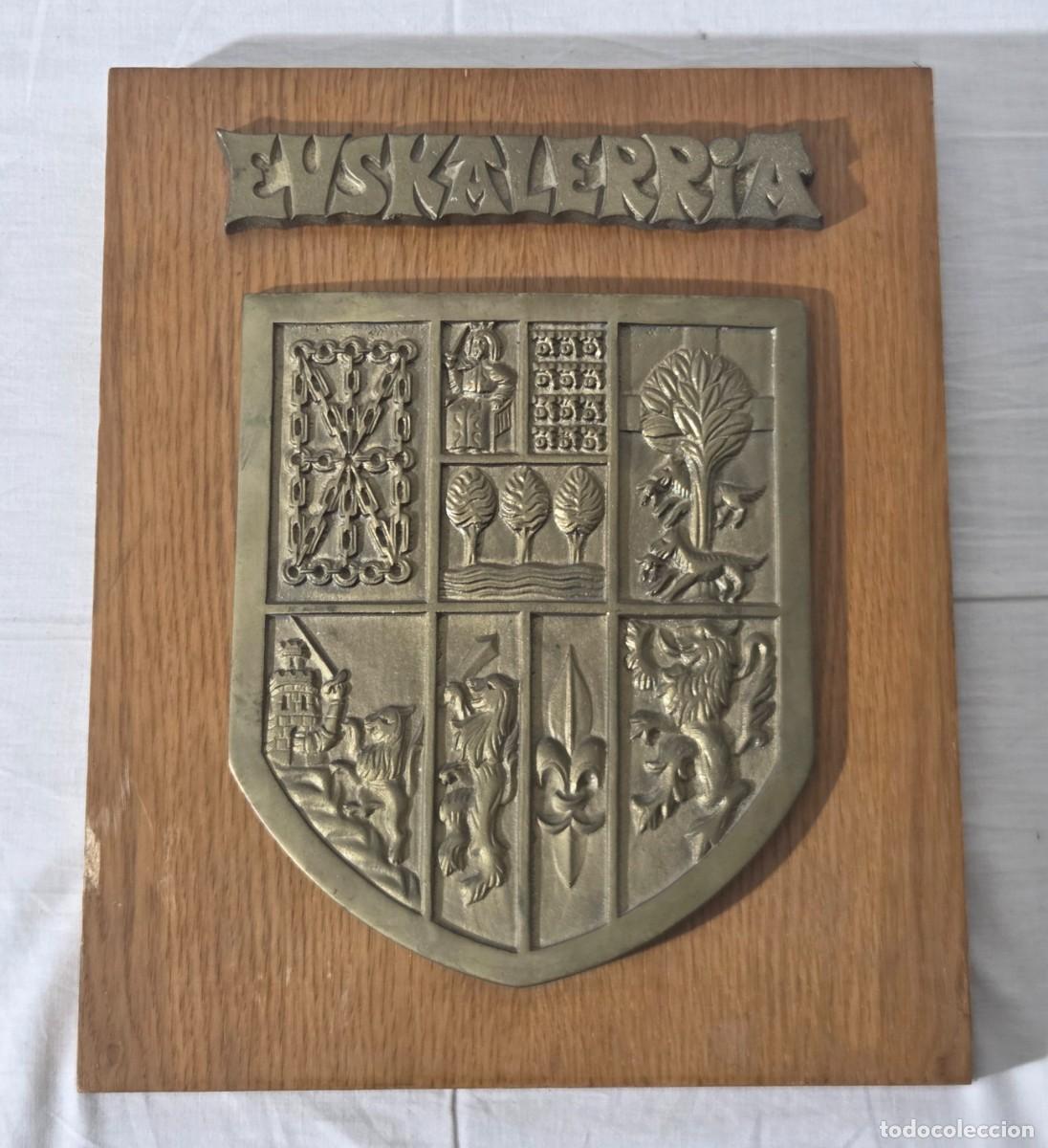 Arte: Escudo Pais Vasco Euskalerria en bronce sobre madera