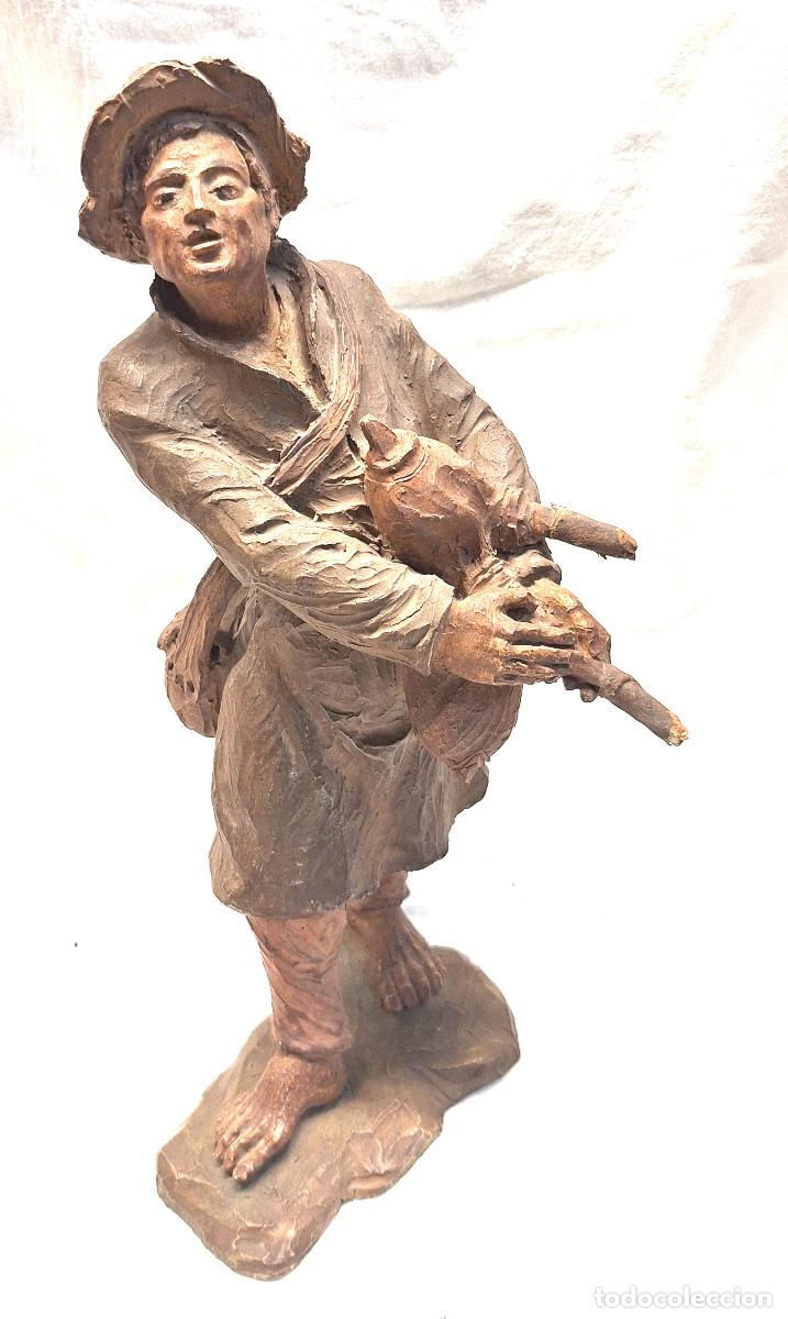 Arte: Gaitero Terracota Posible Amadeu. Med. 32 cm