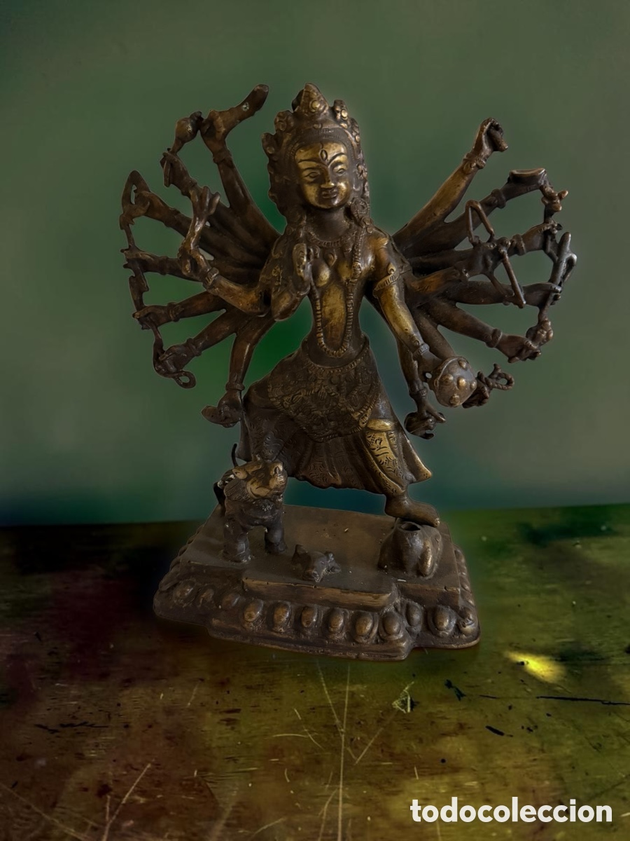 Arte: Figura hind&uacute; de bronce