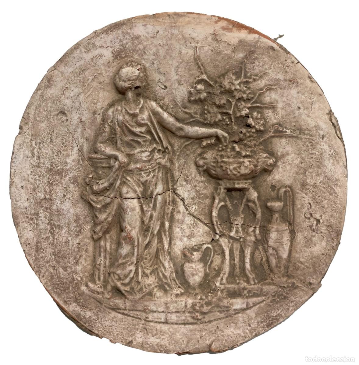 Arte: Antiguo plaf&oacute;n, medall&oacute;n policromado, relieve de terracota con motivos cl&aacute;sicos. XIX. 32x32. RARO