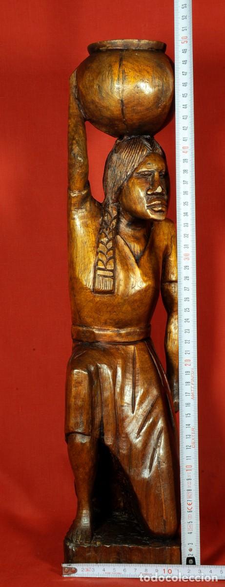 Art: Escultura en Madera de 50 cm y un peso de 2.838g de Mujer con basija de ceramica en la cabeza.