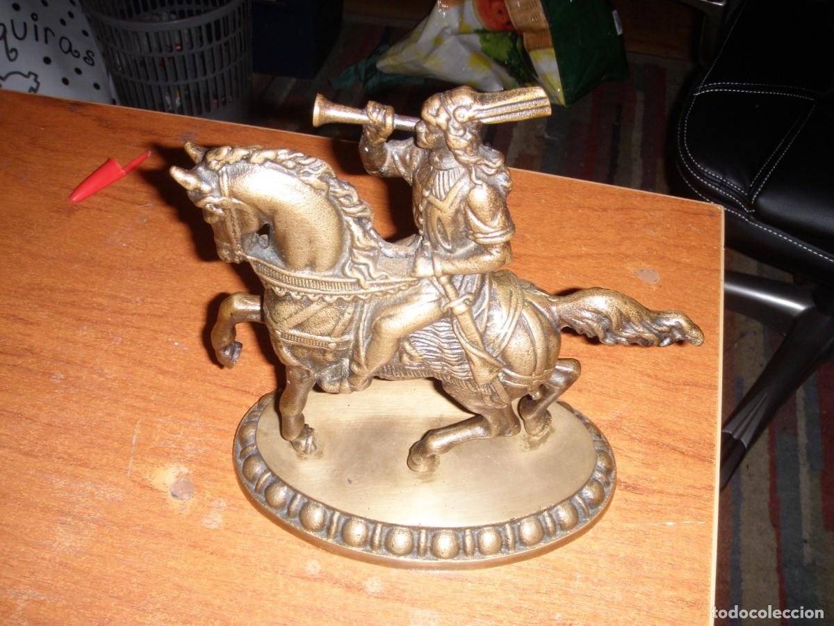 Arte: JINETE A CABALLO CON TROMPETA DE BRONCE
