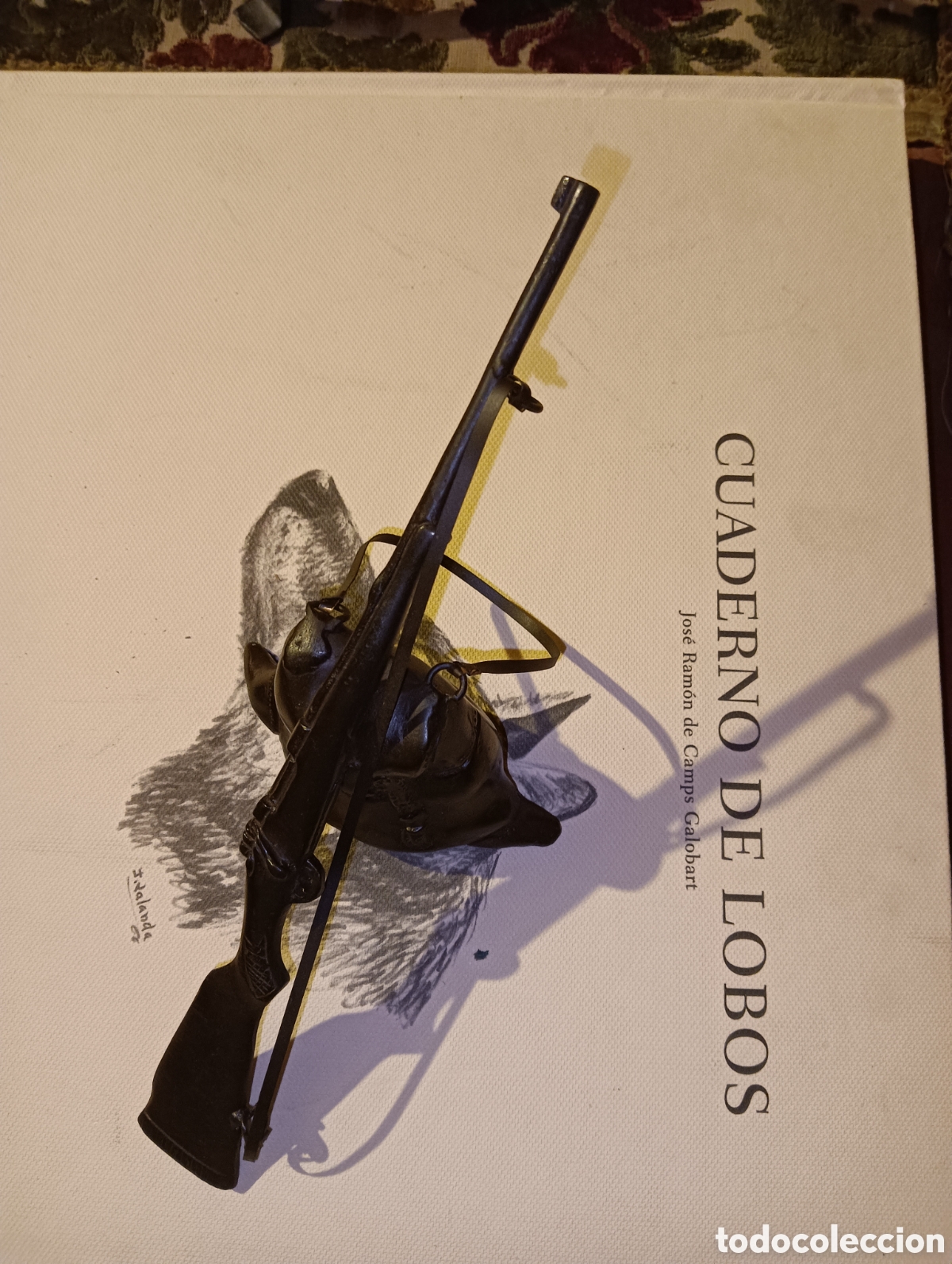 Arte: Escultura de bronce con tema de caza un morral y un rifle