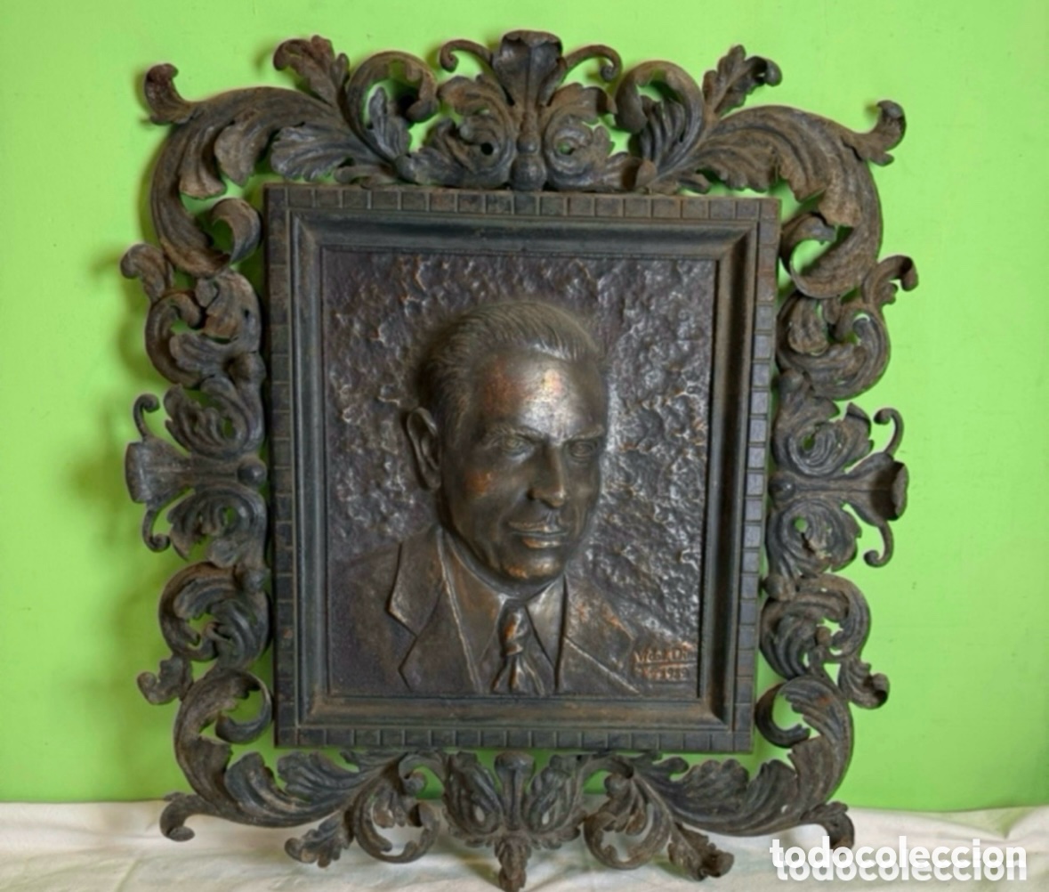 Art: Antiguo busto o retrato en relieve de cobre repujado a mano grabado Vidal dino y fechado 1952.