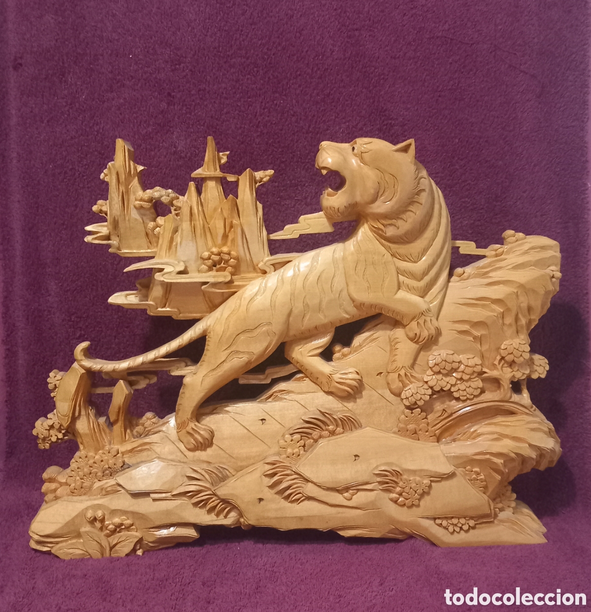Arte: TALLA ORIENTAL EN MADERA/TIGRE SOBRE PAISAJE(51cm&times;38cm)EXCELENTE ESTADO