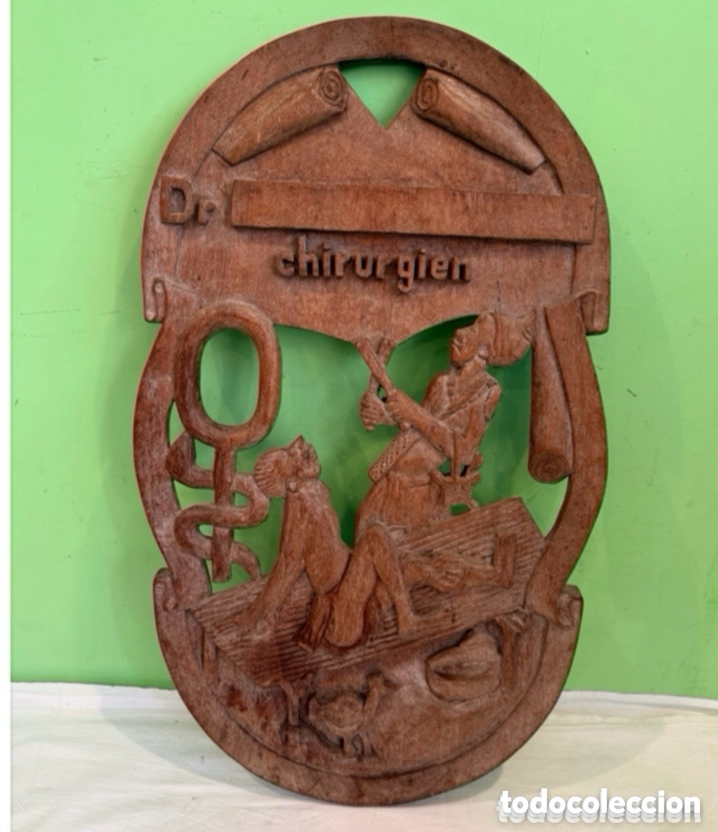 Arte: Curiosa escultura de madera tallada cirujano. (64X36 cm).