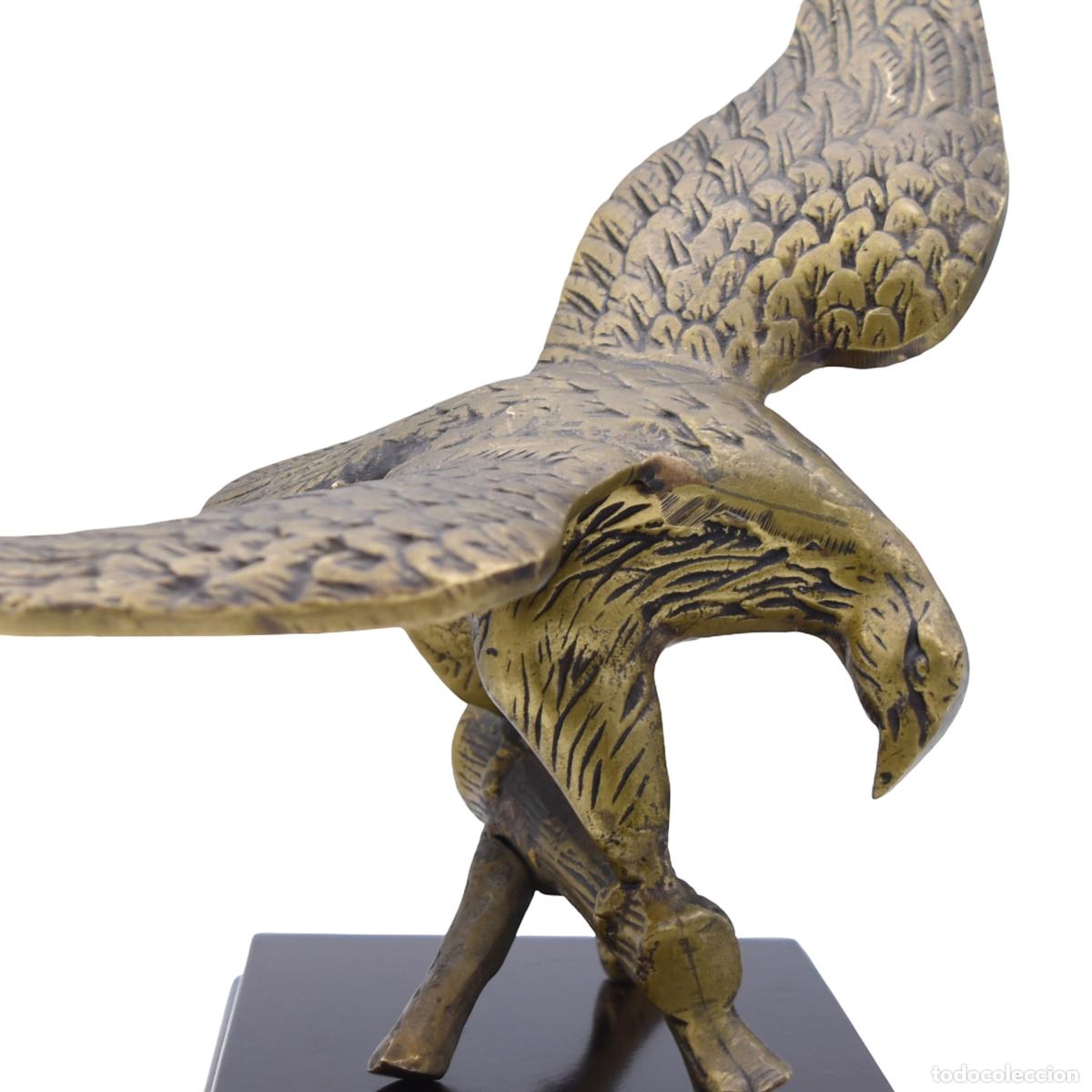 Kunst: &Aacute;guila de bronce sobre peana