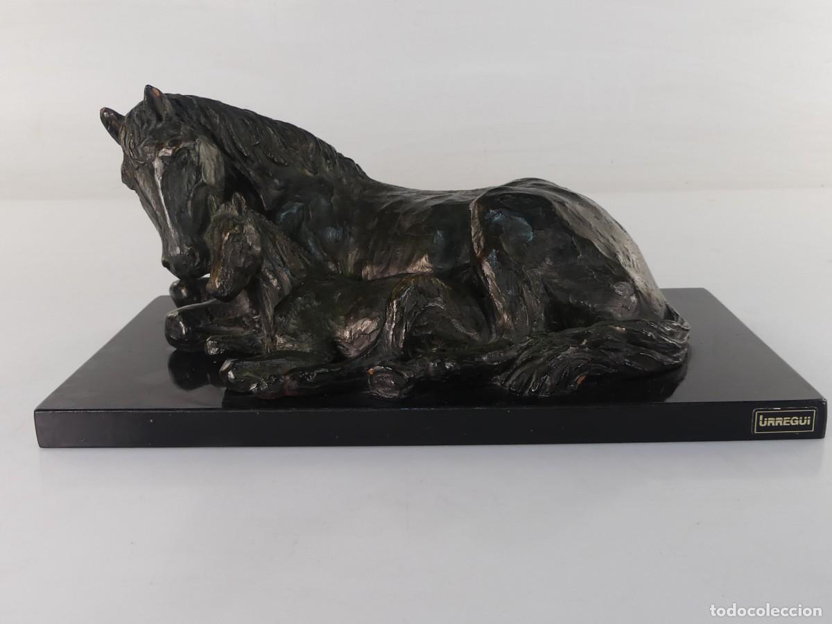 Arte: PRECIOSA FIGURA DE UREGUI REPRESENTANDO 2 CABALLOS HECHAS DE RESINA SOBRE BASE