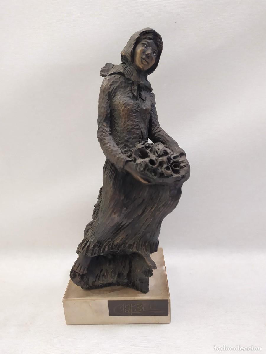 Arte: Camps Carol. Figura de bronce. Mujer con flores. 24cm
