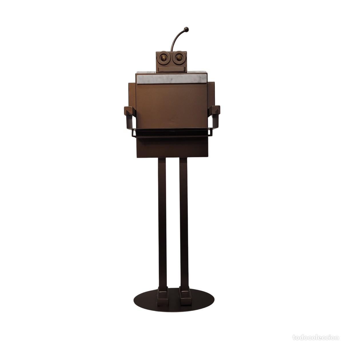 Art: Escultura / Camarera &ldquo;Robook Bronze&rdquo;, Edoardo Meloni, Hierro y m&aacute;rmol, Siglo XXI - Italia