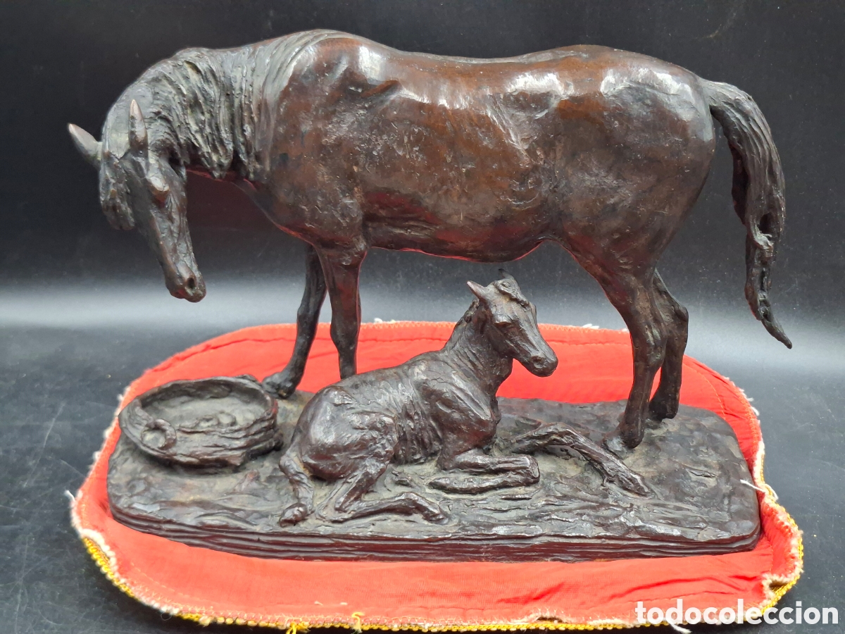 Arte: Escultura antigua de bronce. yegua y su potro. &ndash; 24 x 19 cm