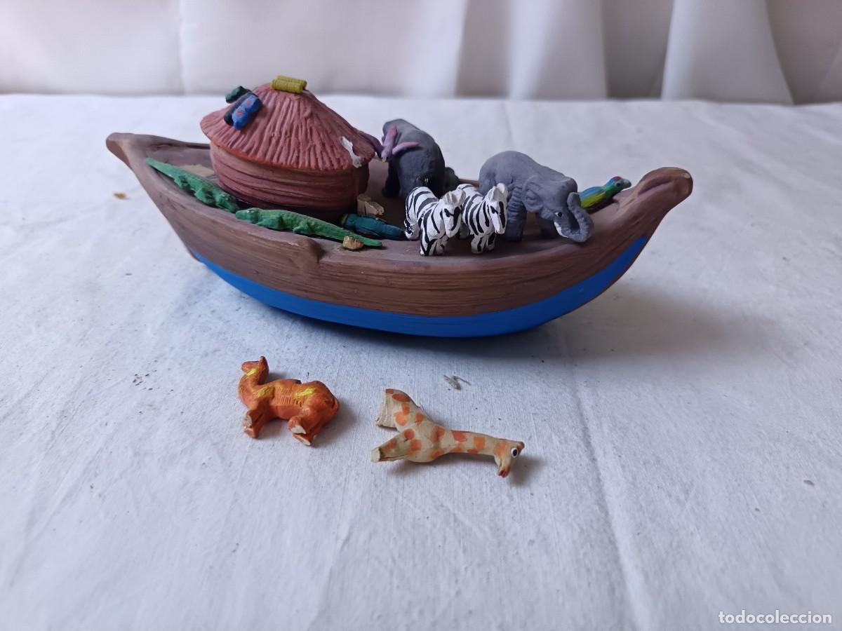 Kunst: Arca de No&eacute; con animales, figura en terracota o similar, hecha y pintada a mano