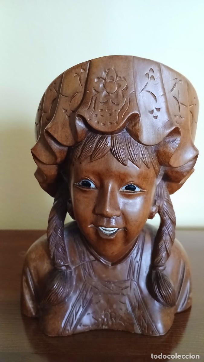 Arte: antigua escultura madera dos j&oacute;venes asi&aacute;ticas