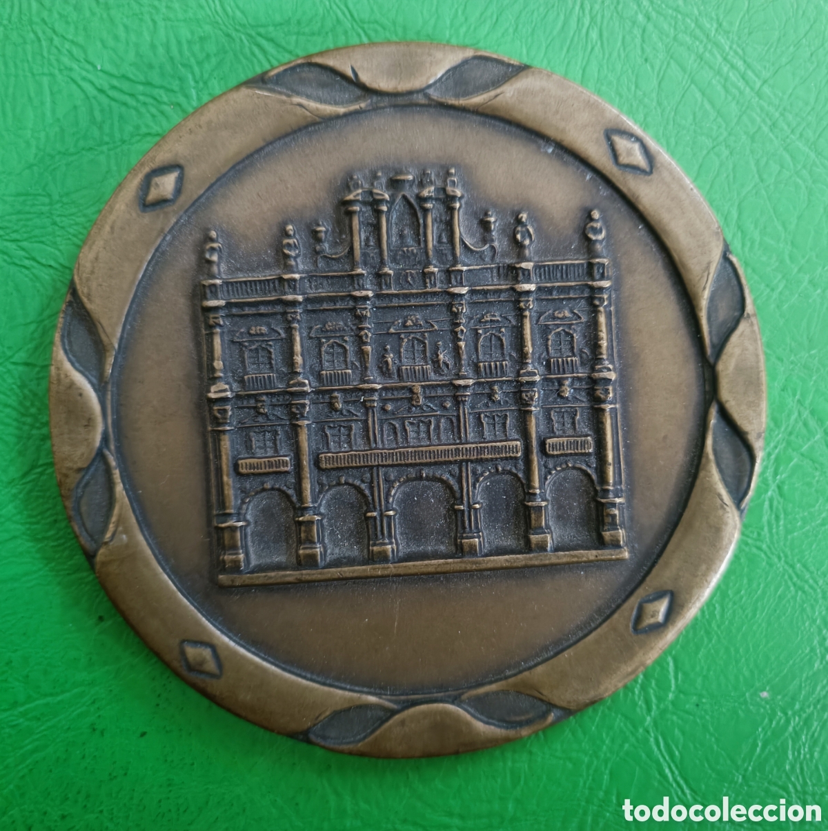 Arte: Medall&oacute;n de bronce palacio