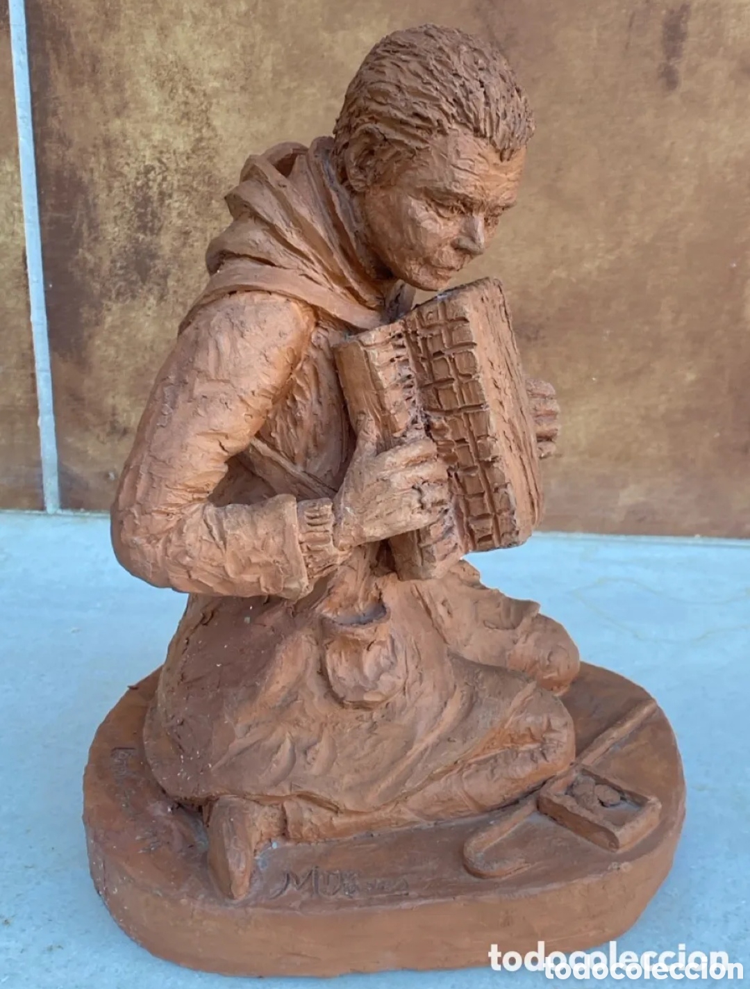 Arte: Escultura terracota 25 cm musico callejero tocando acorde&oacute;n firmado L&eacute;rida 4 - 4 - 79