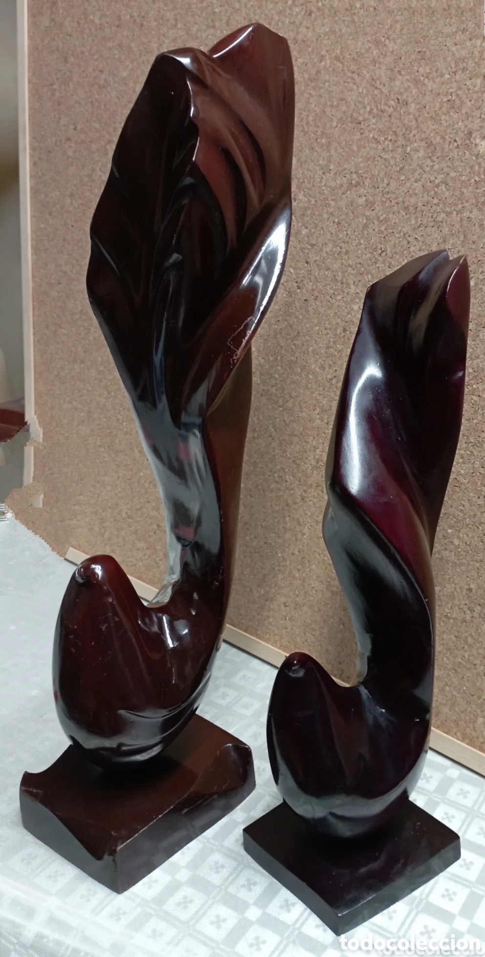 Arte: 2 Esculturas talladas en madera motivo Palomas aves 47 y 36 cm
