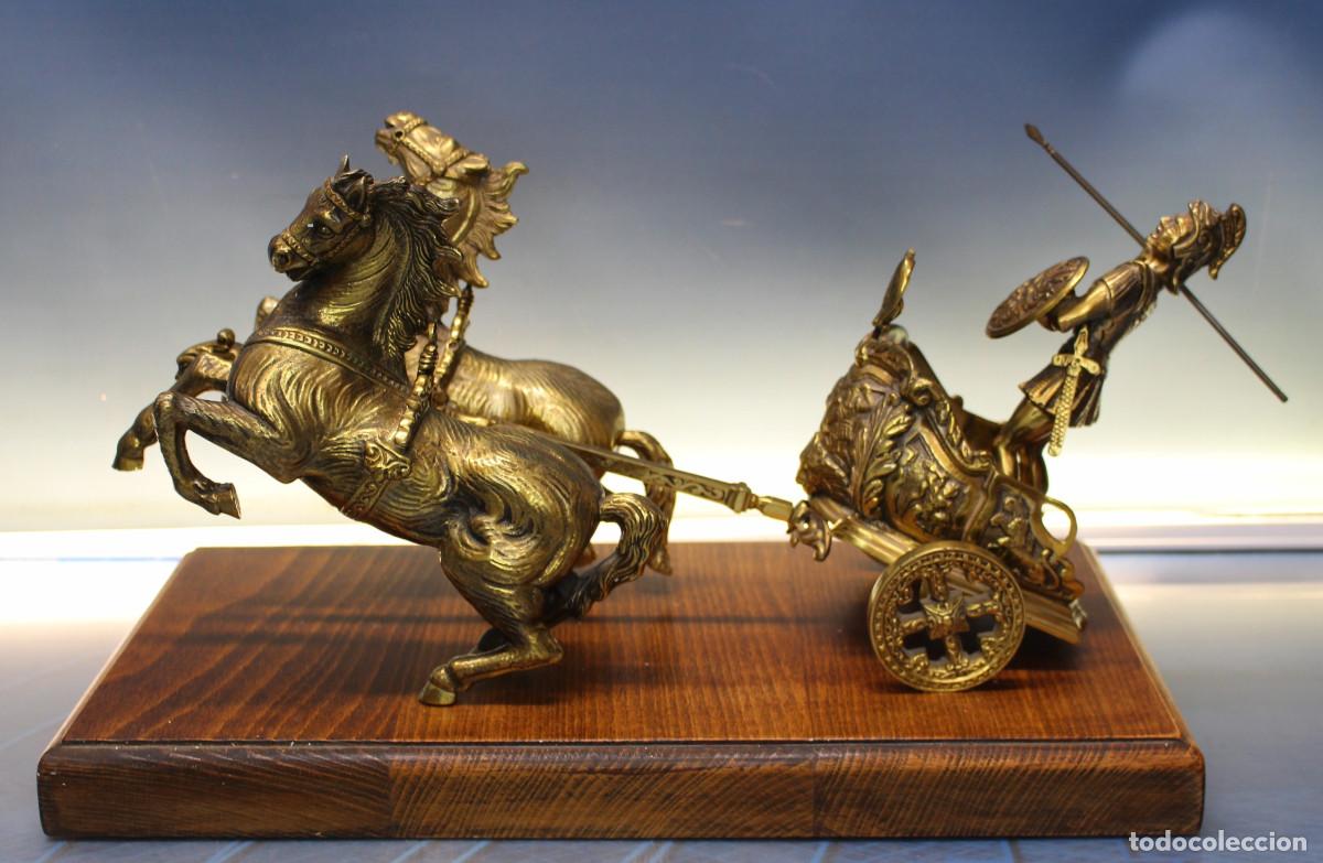 Art: Escultura en bronce, Gladiador, guerrero romano en viga. Carro tirado por dos caballos.