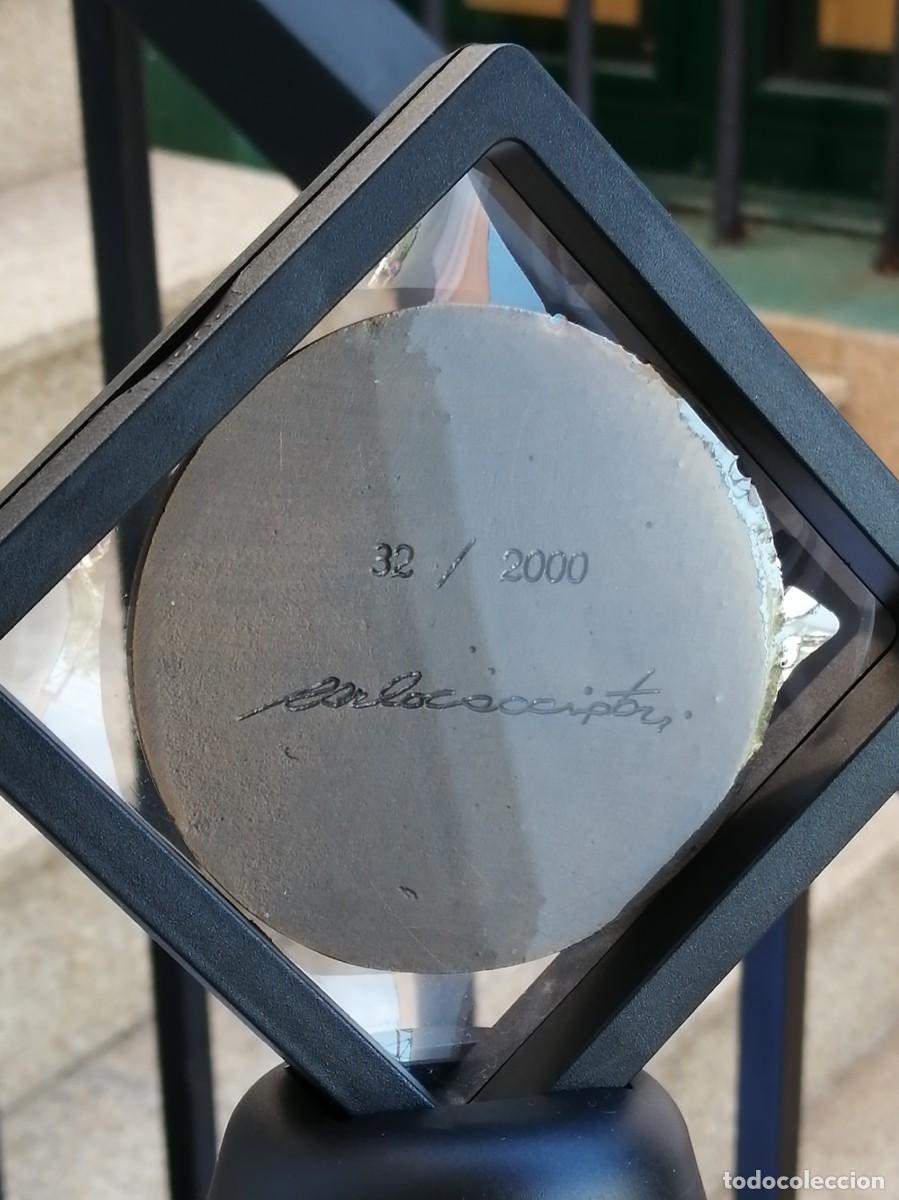 Arte: EXPOSITOR CON MEDALLA MADRID FIRMADA Y NUMERADA ESCULTURA BRONCE CACCIATORI PESO &plusmn; 200 G DIAM 7,20CM